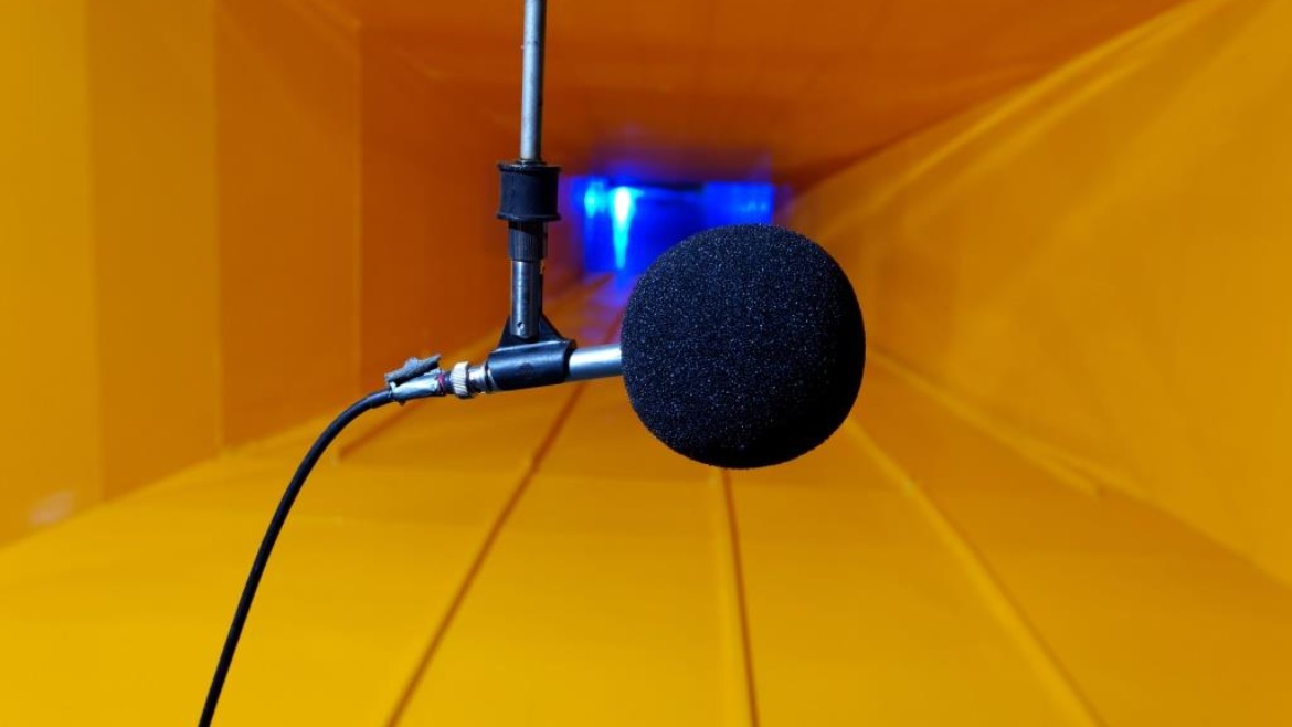 Mikrofon im Empfangshallraum mit gelbem Übergangsstück des Windkanals