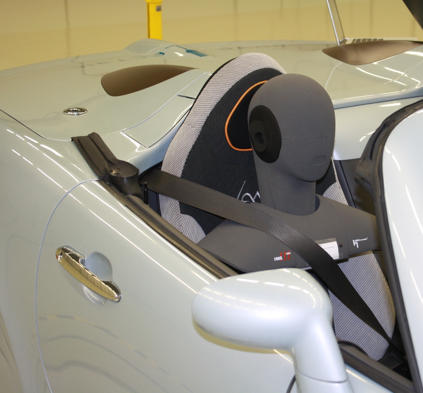 Kunstmesskopf in einem Cabrio